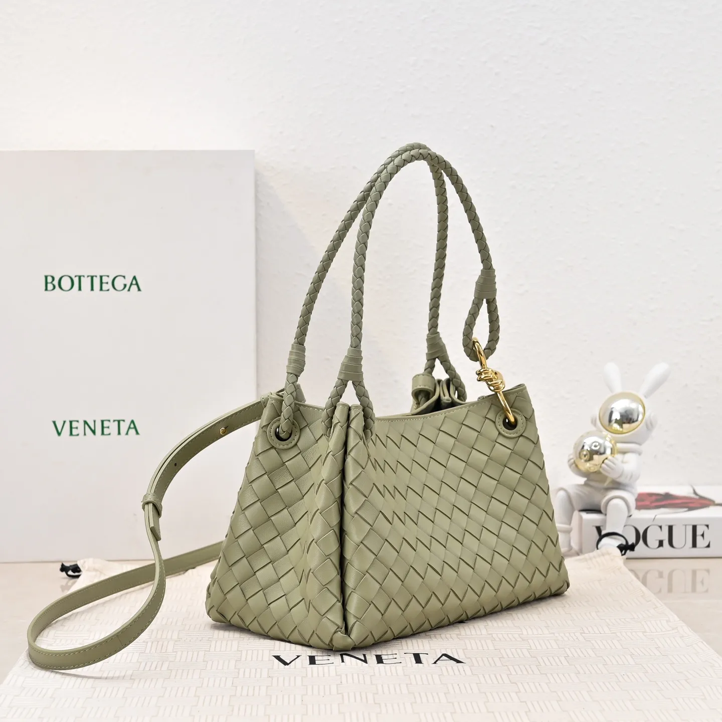 Batch 2060 BOTTEGA VENETA 2025 Autumn New Product Medium Parachuta The long-awaited new medium parachuta is here, with a unique appearance and iconic metal knots, and a whole piece of leather folds the four corners into a parachute shape! The exquisite Knot metal buckle is like putting jewelry on a bag. It is high-end and elegant. Its super capacity can hold all your things! The overall effect of this bag is very different from before. It is neither too delicate to provide a large capacity nor too bulky because of its practicality. It simply provides a perfectly suitable bag for casual and simple people👜 Style number: 5921 Size: 29.5*18.5*17.5cm